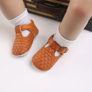 Detailansicht der braunen gewebten Baby-Lauflernschuhe aus Leder mit T-Riemen-Schnalle