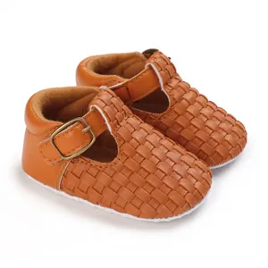 Detailansicht brauner gewebter Lauflernschuhe mit verstellbarer Schnalle für Baby Jungen