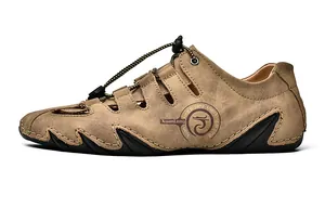 Seitenansicht der atmungsaktiven braunen Leder-Herren-Sandalen mit modischen Ausschnitten.