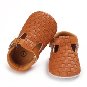 Detailansicht der braunen gewebten Baby-Lauflernschuhe mit praktischer Schnalle.