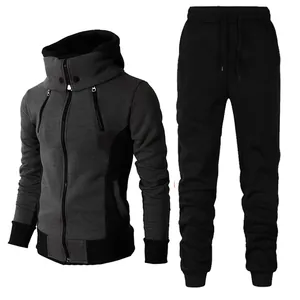 Detailansicht des grau-schwarzen Kapuzen-Sportjackets und der passenden Jogginghose