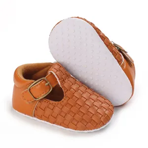 Detailansicht der braun geflochtenen Baby-Lauflernschuhe mit rutschfester Noppensohle