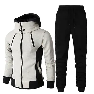 Detailansicht eines Herren-Trainingsanzugs mit Kapuzenjacke und schwarzer Jogginghose