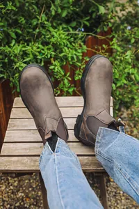 Vue détaillée de bottines Chelsea unisexes en cuir marron avec semelles robustes.