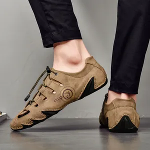 Atmungsaktive hohle Leder-Strandsandalen für Herren in Braun mit Kordelzug.
