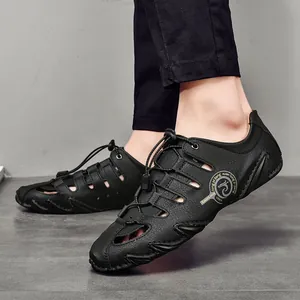 Atmungsaktive Herren-Sandalen aus schwarzem Leder mit Cut-Outs für den Sommerurlaub