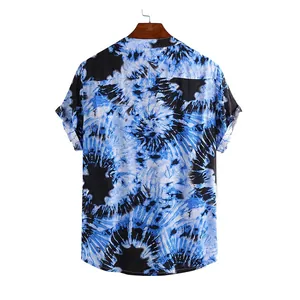 Detailansicht der Rückseite eines blau-schwarz gebatikten Kurzarm-Freizeithemds für Herren.