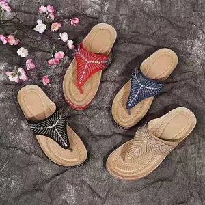 Draufsicht auf stylische Damen-Keil-Flip-Flops mit Strasssteinen in vier Farben