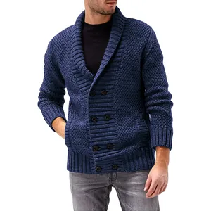 Detail einer stilvollen Herren Strickjacke mit Schalkragen und zweireihiger Knopfleiste
