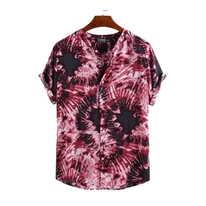 Locker geschnittenes Herren-Kurzarmhemd für den Sommer mit rot-schwarzem Batikmuster