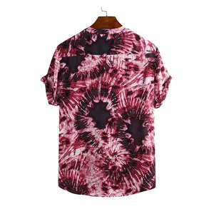 Rückansicht eines locker sitzenden Herrenhemds mit burgunderfarbenem und blauem Batikdruck