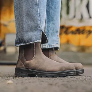 Gros plan sur des bottines Chelsea classiques en cuir marron avec semelle en caoutchouc