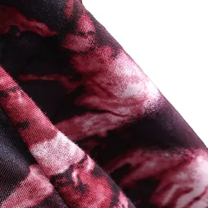 Nahaufnahme von rot-schwarzem Verlauf-Marmor-Druckstoff für Herren-Freizeithemden.