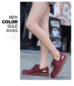 Dettaglio di sandali in pelle bordeaux cuciti a mano con design traforato.