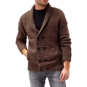 Nahaufnahme einer braunen zweireihigen Herren-Strickjacke mit Reverskragen für den Winter