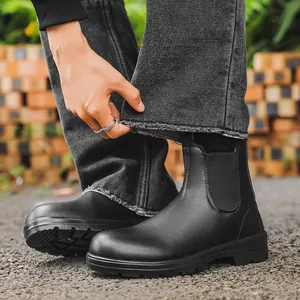 Vue détaillée de bottines Chelsea unisexes noires élégantes avec une semelle en caoutchouc