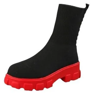 Elegante zwarte fly-knit soklaarzen voor dames met een opvallende rode plateauzool.
