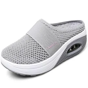Détail de mules à plateforme en maille respirante grise avec semelle à coussin d'air