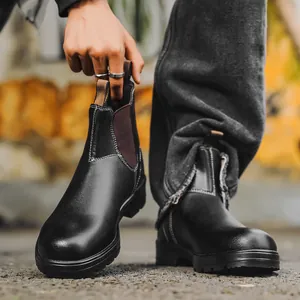 Gros plan détaillé de bottines Chelsea en cuir noir avec panneau élastique contrasté