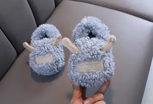 Close-up van schattige lichtblauwe peuterslippers in schaapstijl met zachte pluche.