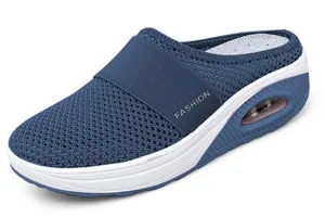 Mules en maille respirante bleue avec semelle compensée et coussin d'air visible