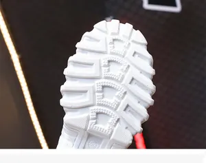 Primer plano de suela gruesa blanca con patrón antideslizante para zapatillas de calcetín