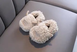 Dettaglio delle pantofole di peluche per bambini con morbida finta pelliccia arricciata