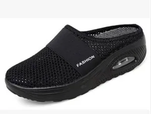 Vue latérale de baskets mules noires en maille respirante avec semelle plateforme à coussin d'air