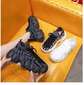 Colección de zapatillas tipo calcetín flyknit para mujer con suelas de plataforma gruesas.