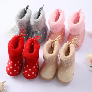Botas de invierno cálidas para recién nacidos con cuello de piel sintética y lunares