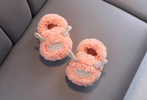 Zachte roze pluizige winterpantoffels voor kinderen met schattig hoornontwerp op bank