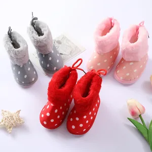 Botas suaves de peluche con lunares para bebés con suelas flexibles en varios colores