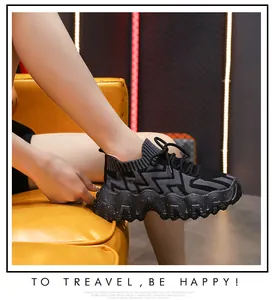 Vista detallada de las zapatillas tipo calcetín fly-woven para mujer con suela gruesa
