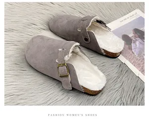 Detailansicht graue Wildleder-Clogs mit warmem Fellfutter und Korksohlen-Textur