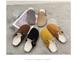 Detailansicht gemütlicher Clogs mit Kunstfellfutter und Korksohle in herbstlichen Farben