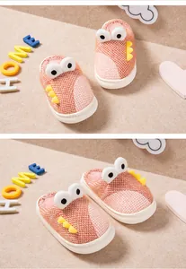 Détail des chaussons dinosaures tricotés roses pour enfants avec doublure en peluche chaude