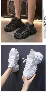 Vista detallada de las zapatillas de deporte tejidas para mujer en blanco y negro