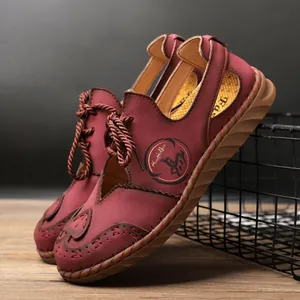 Sandali in pelle rosso vino cuciti a mano per donna con design traforato in stile retrò