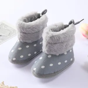 Botas de bebé grises con lunares blancos y forro de piel suave para recién nacidos