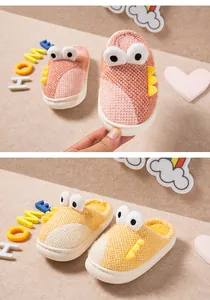 Détail des chaussons dinosaures mignons pour enfants avec texture en peluche et semelle
