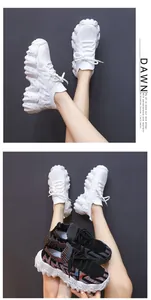 Primer plano de zapatillas chunky de punto fly-knit para mujer con suelas gruesas