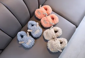 Vista dettagliata di tre colori di graziose pantofole di peluche per bambini in inverno