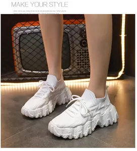 Primer plano de zapatillas blancas flyknit con suelas moteadas en los pies de la modelo