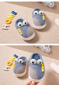 Vue détaillée de chaussons monstres bleus mignons pour enfants dans un décor chaleureux