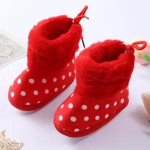 Botas rojas para bebé con lunares blancos y forro de pelo suave para invierno.