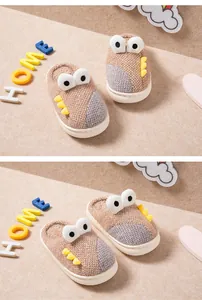 Pantoufles d'hiver mignonnes pour enfants avec motif monstre et détails jaunes.