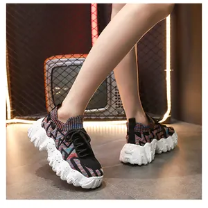 Vista de zapatos calcetín de punto para mujer con patrones de zigzag y suelas gruesas.