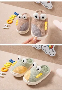 Vue détaillée des chaussons dinosaures en peluche pour enfants en vert et marron.