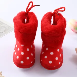 Botas de piel de lunares rojos para bebé con suela blanda para el otoño y el invierno.