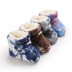 Gros plan de bottes d'hiver en peluche tie-dye pour bébé avec doublure polaire épaisse et chaude